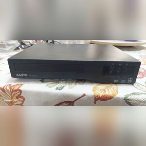 Black DVD Player With No Wire To Connect To The Tv
